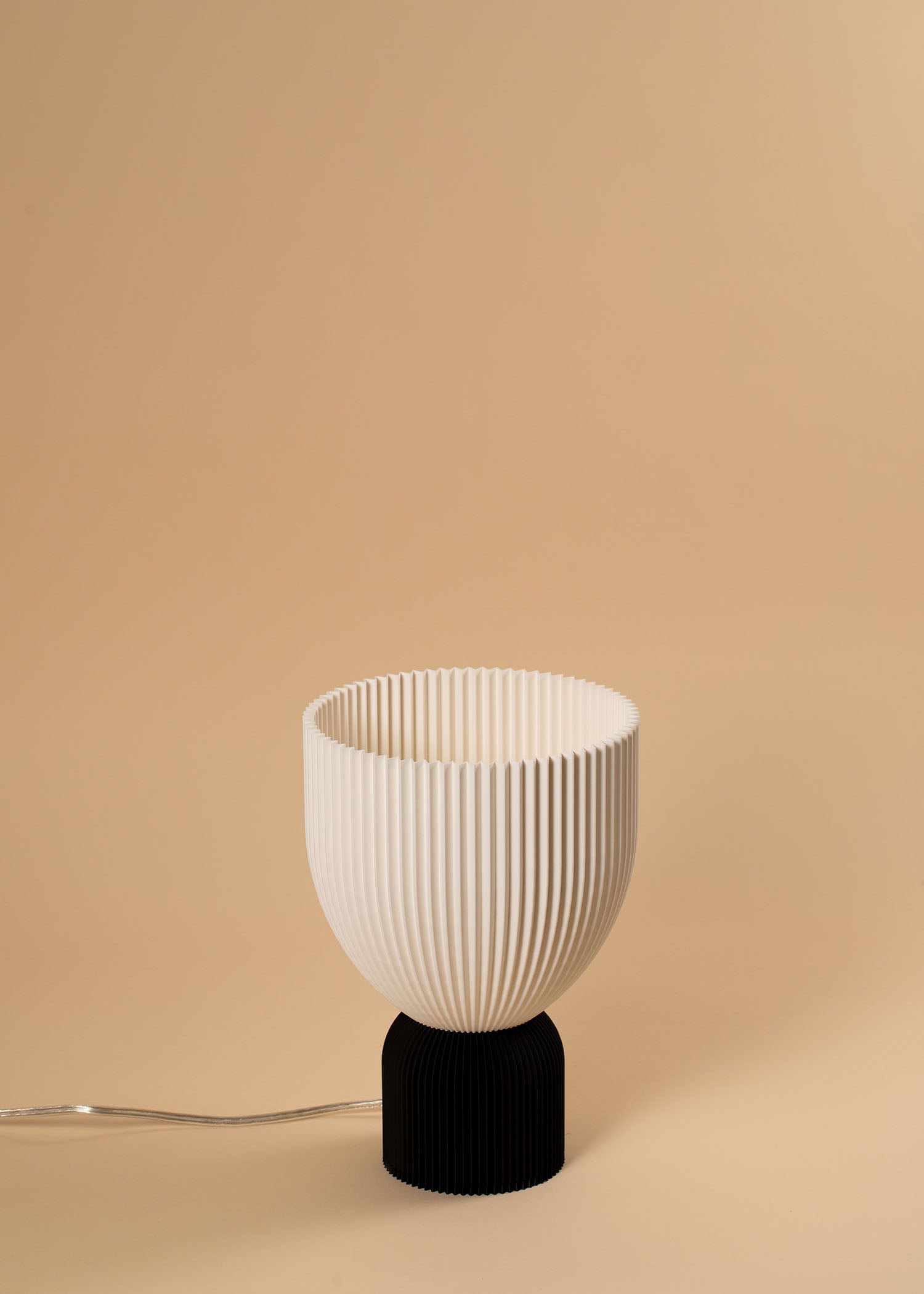 Lamp O • bold black x schneeweiß