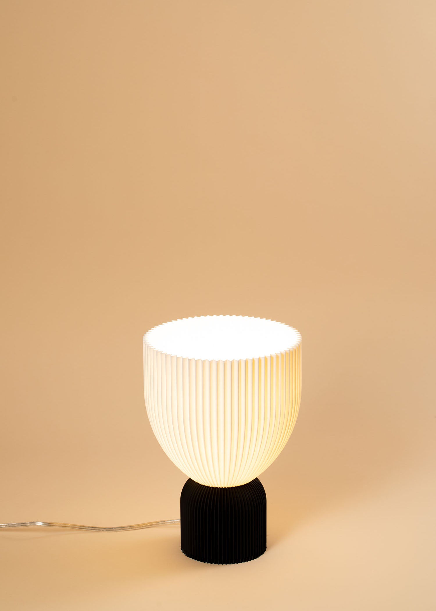 Lamp O • bold black x schneeweiß