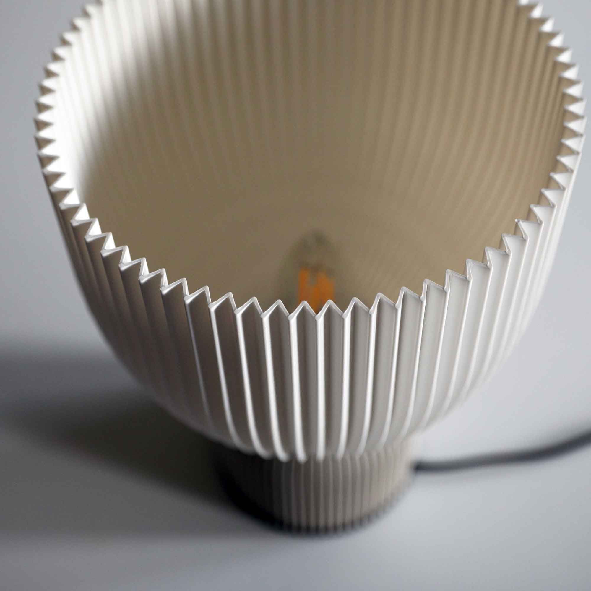 Lamp O • bold black x schneeweiß