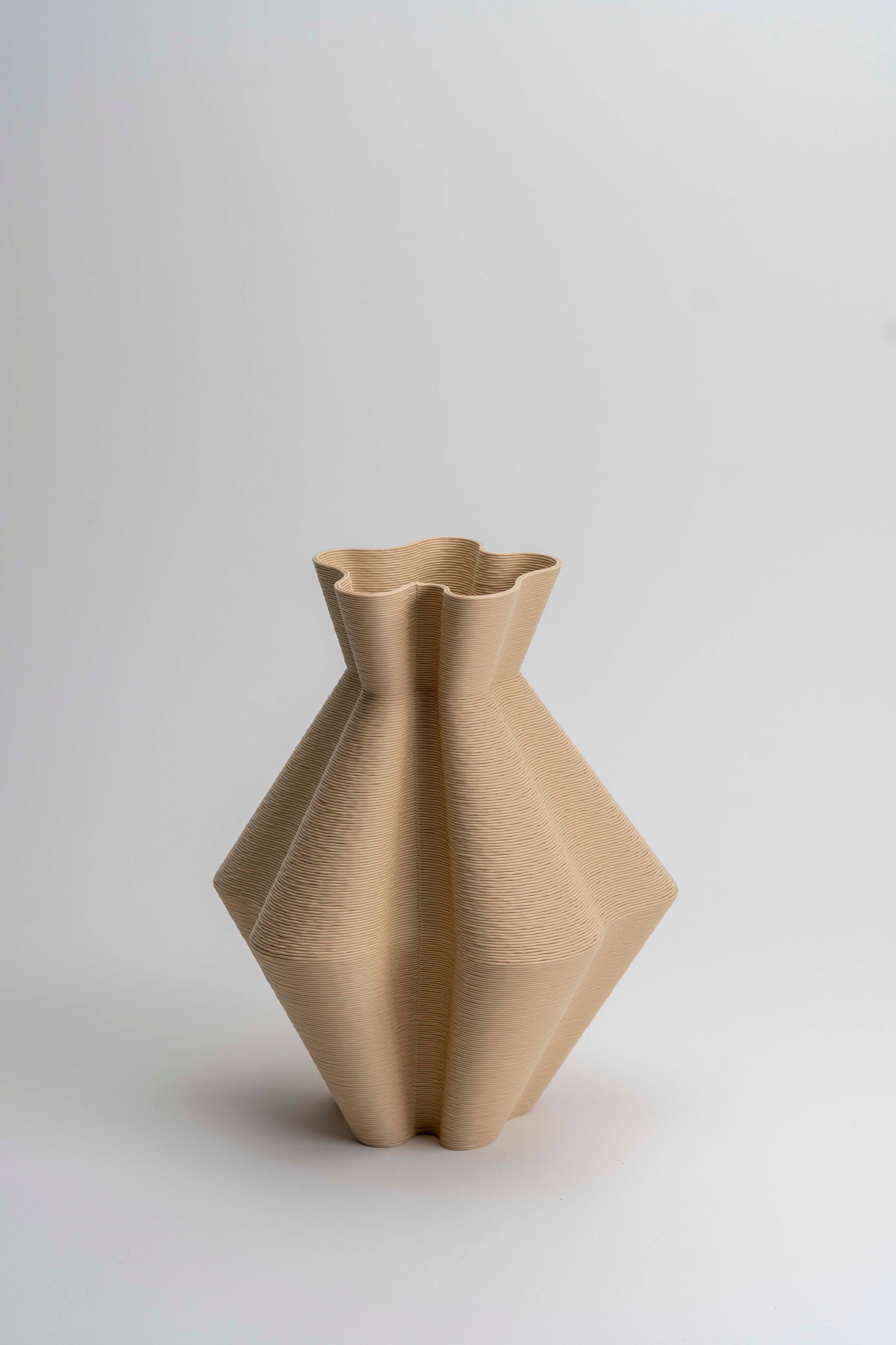 Creamy Vase • cream