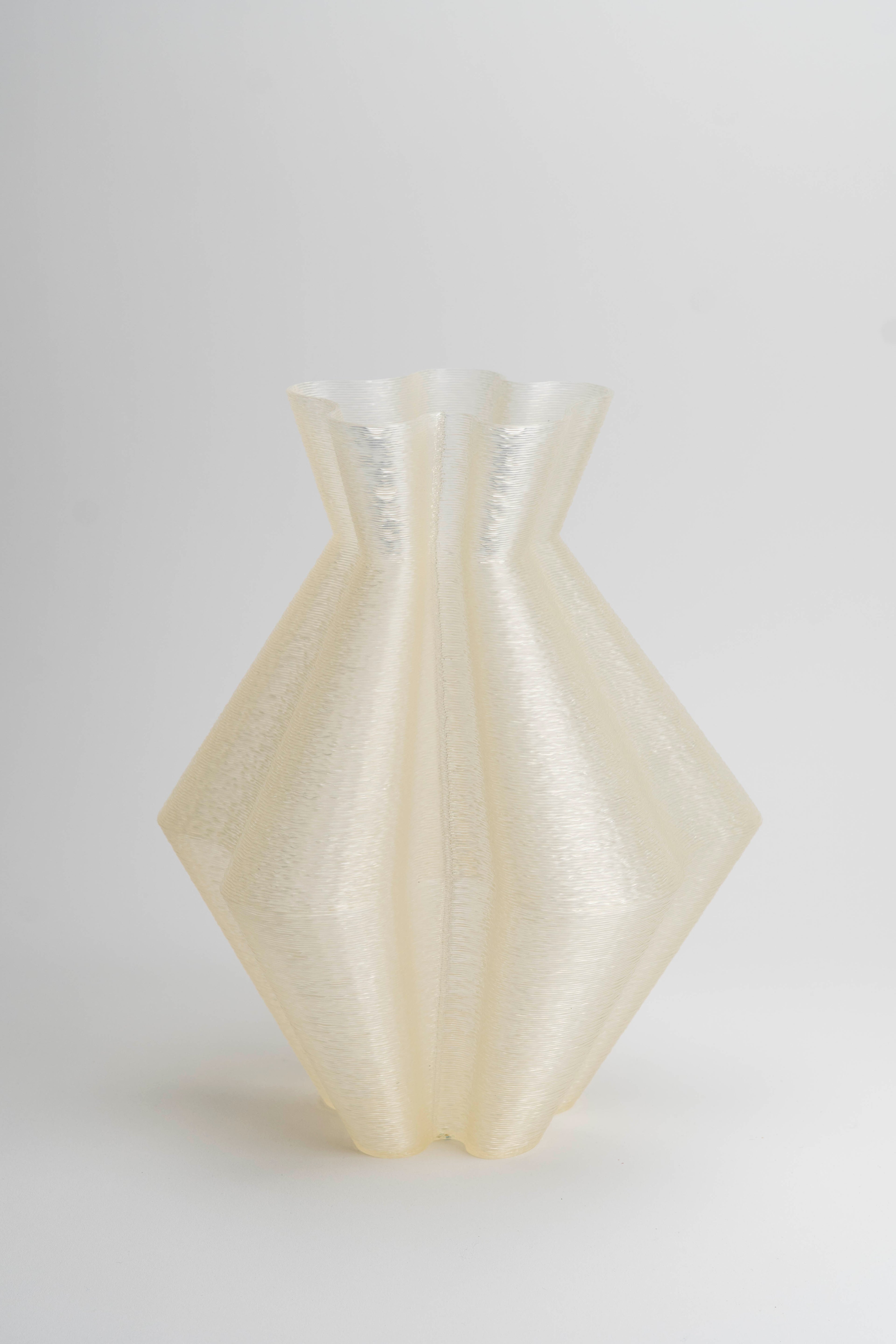 Creamy Vase • frost