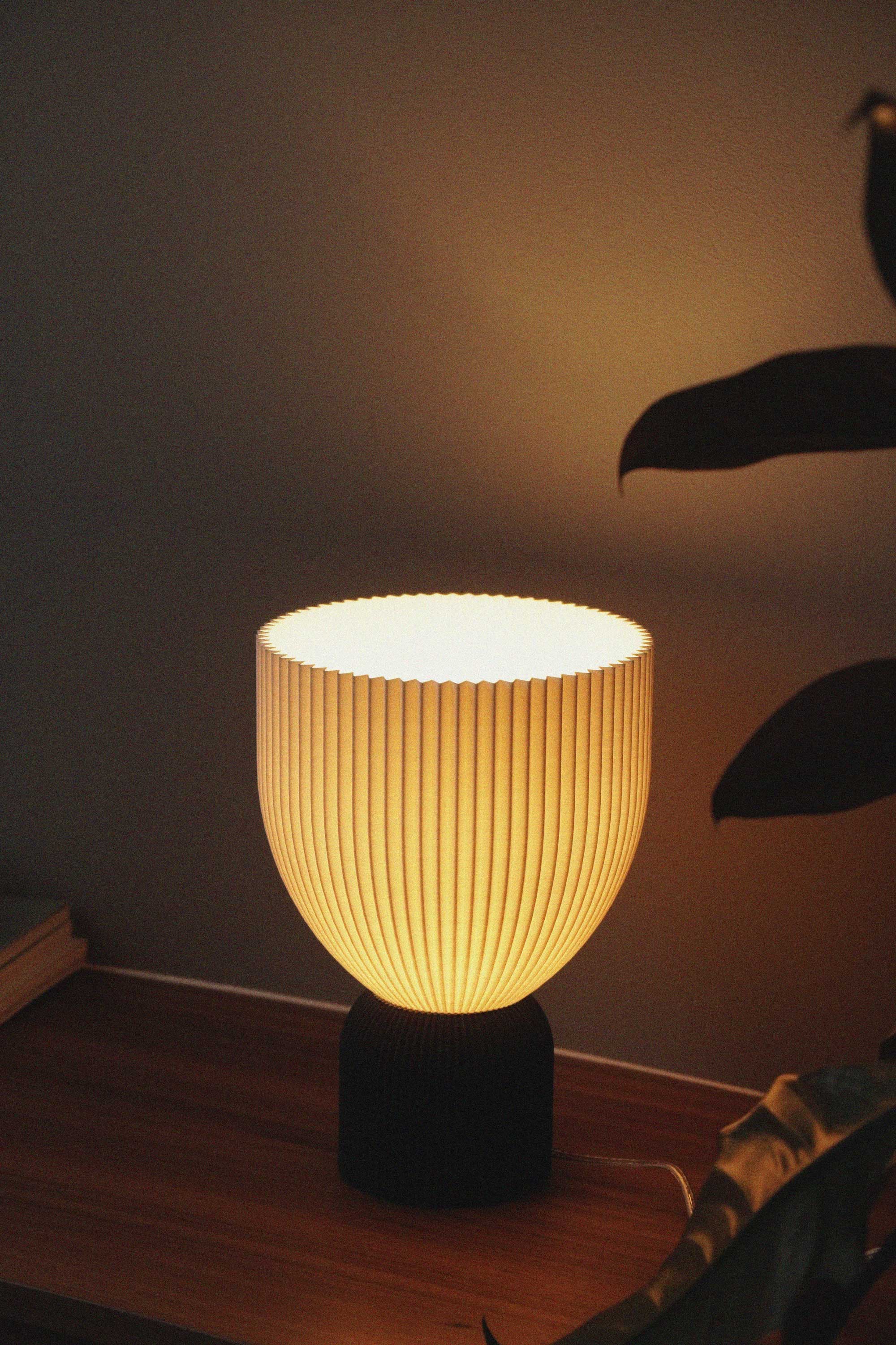Lamp O • bold black x schneeweiß