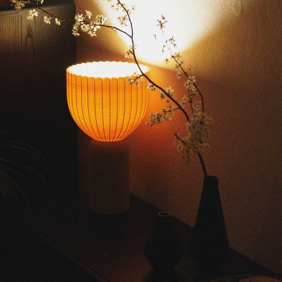Beige XL-Tischlampe Lamp C in Tulpenform_auf dem sideboard