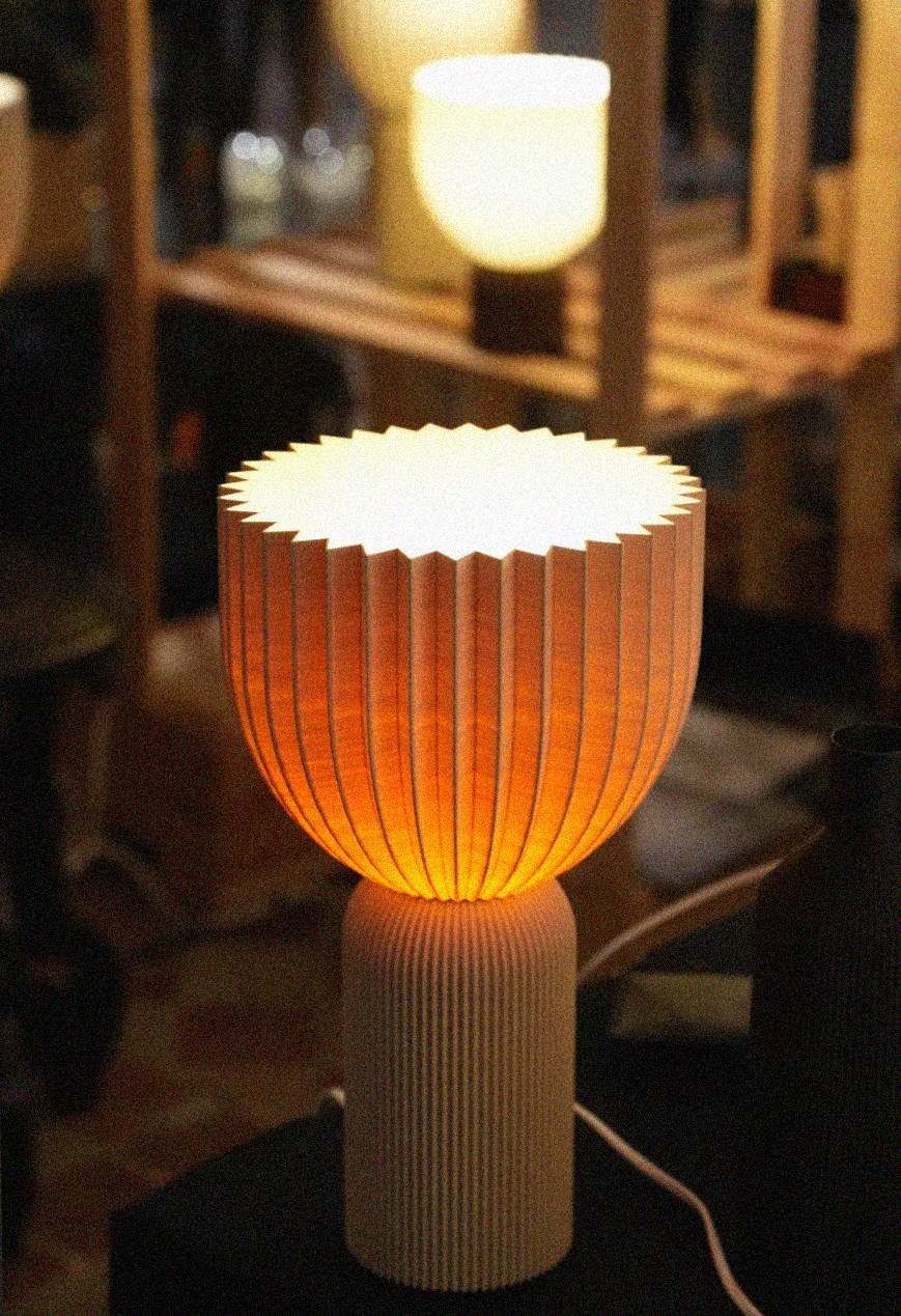 Beige XL-Tischlampe Lamp C in Tulpenform_lichtquelle_atmosphere