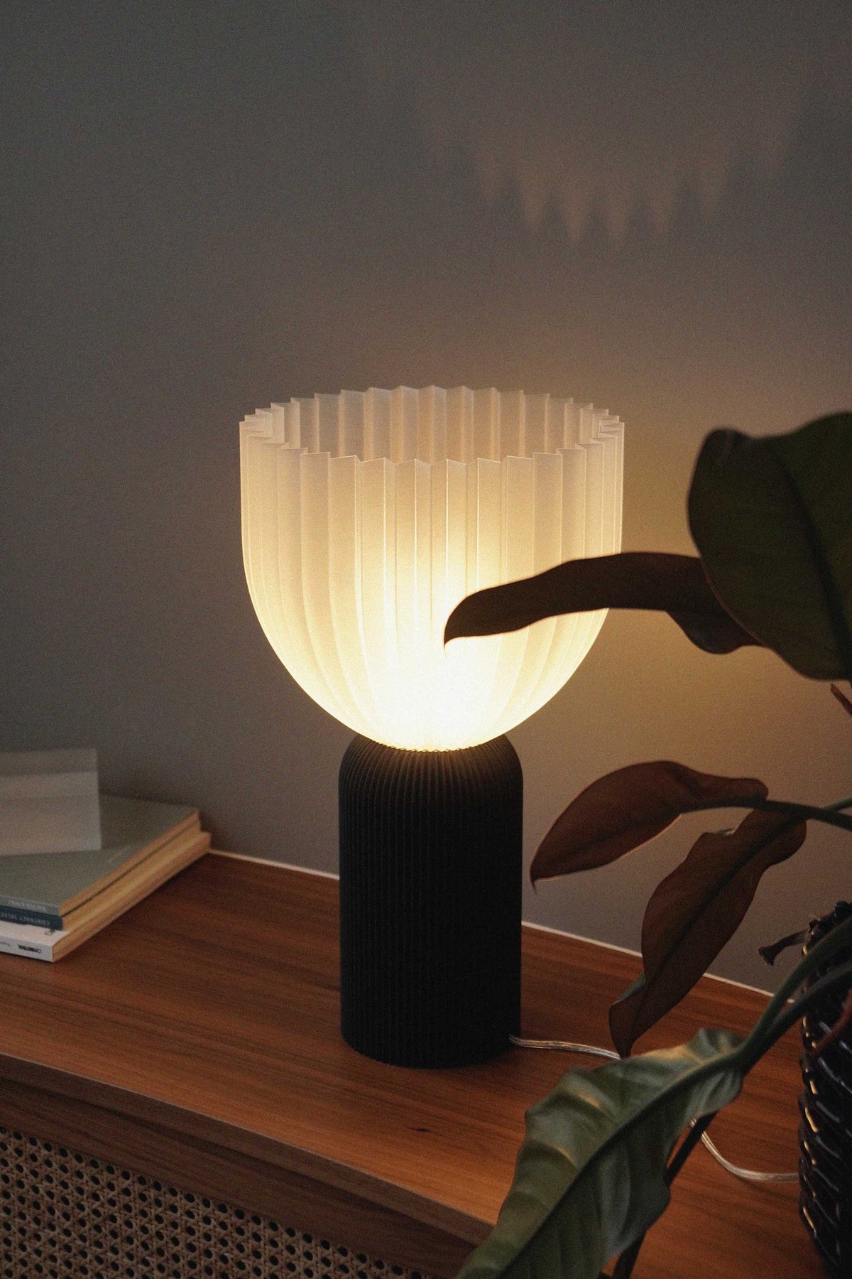 pema factory Lamp C – Schwarz-transparente Tischlampe