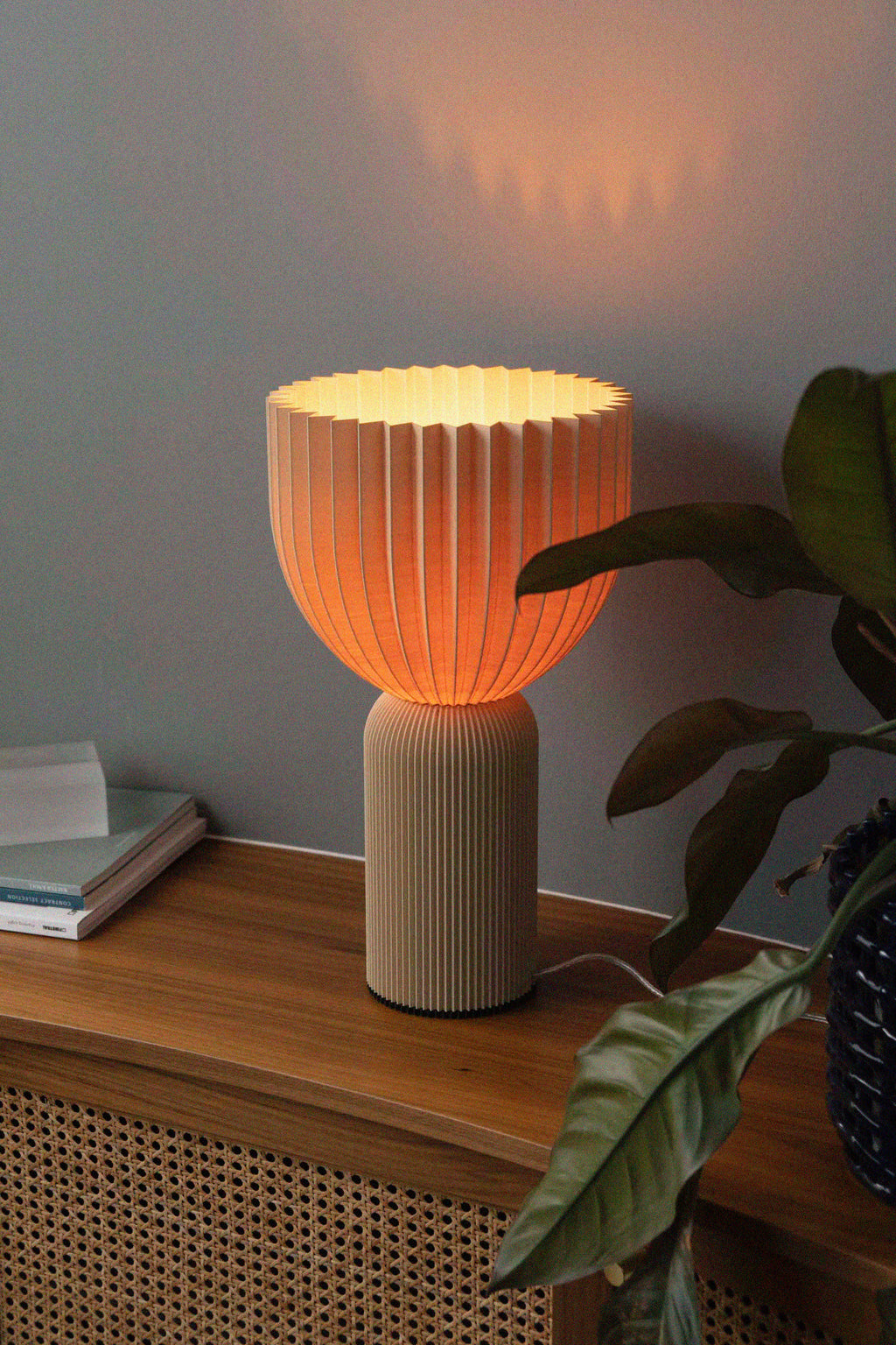 lamp_C_beige_auf dem Sideboard