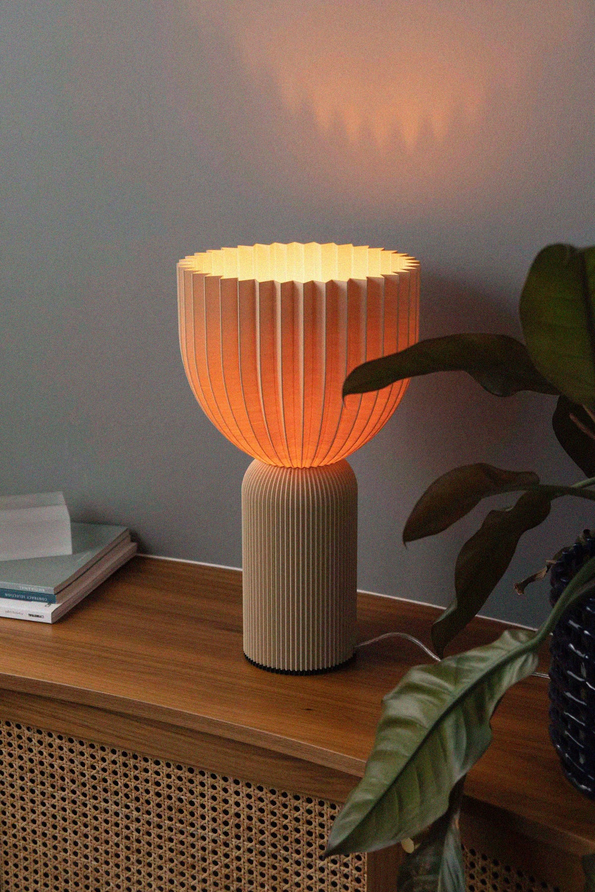 lamp_C_beige_auf dem Sideboard