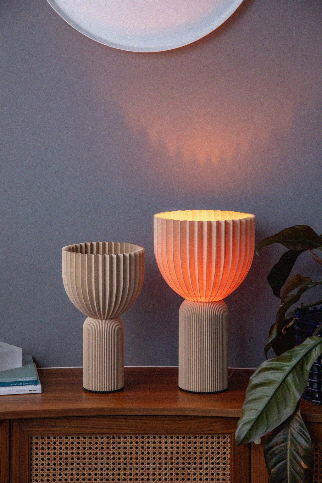 Lamp_C_pema factory_beige_große und kleine lampe auf dem sideboard