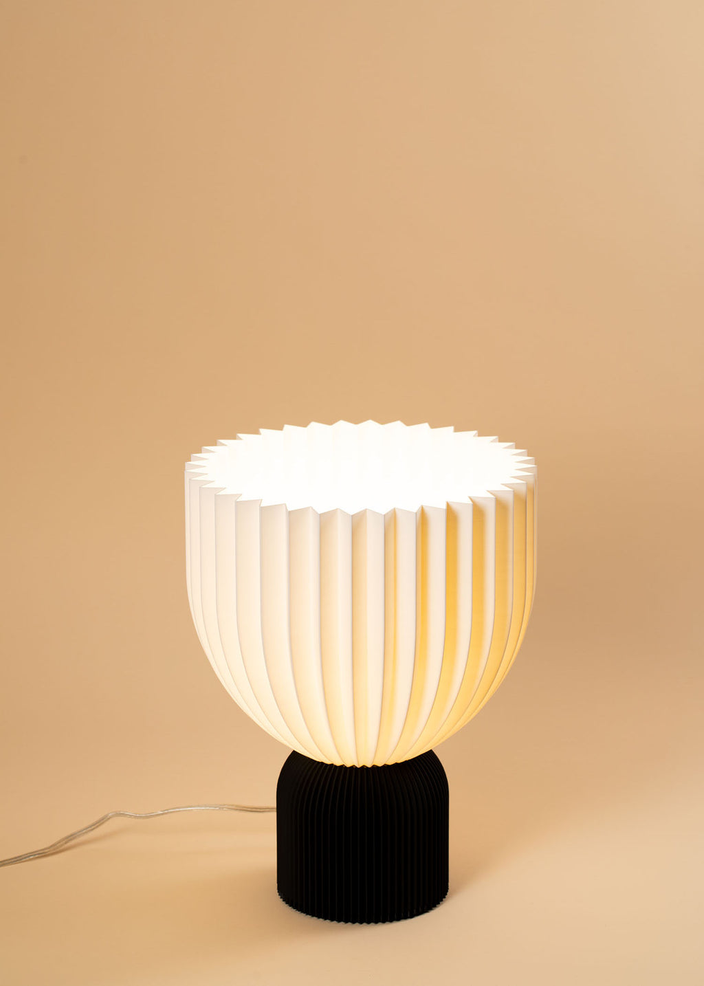 Schwarz-weiße Lamp Ë XL Tischlampe in Tulpenform, Frontansicht