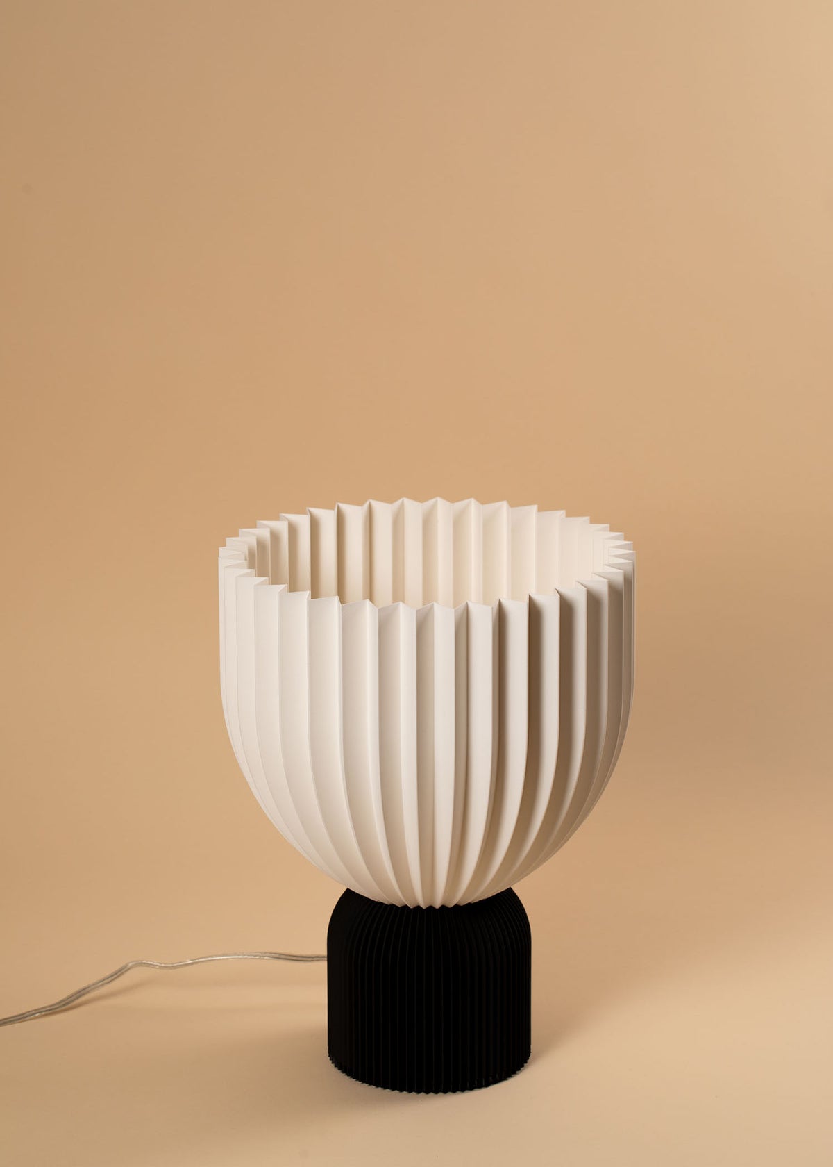 Schwarz-weiße Lamp Ë XL Tischlampe, seitliche Produktansicht