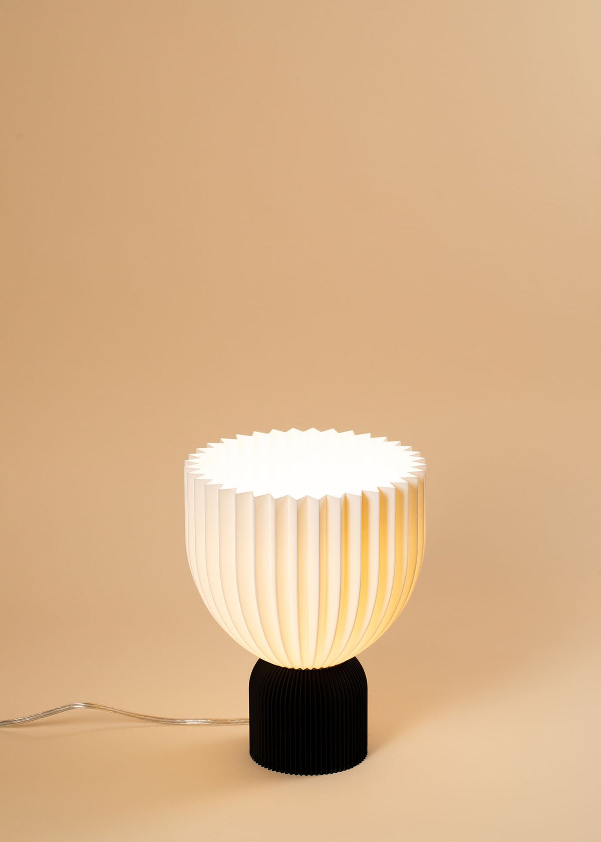Schwarz-weiße Lamp Ë Tischlampe, Frontansicht mt licht