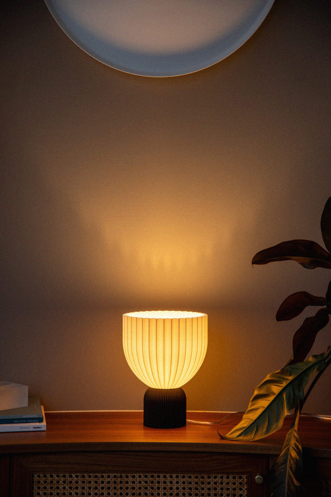 Lamp Ë Tischlampe mit schwarz-weißem Lampenschirm, dunkel interior