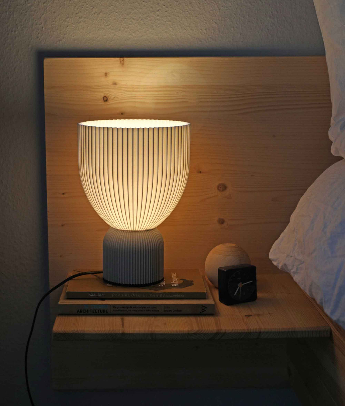 Sandgrau-weiße Tischlampe Lamp O auf Nachttisch 