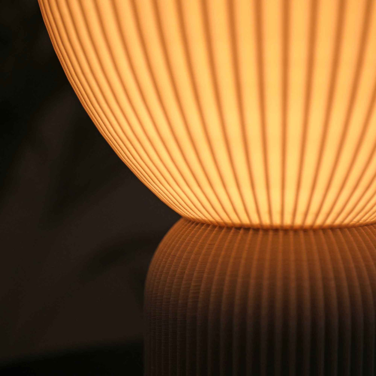 Detailansicht des Lampenschirms der sandgrau-weißen Lamp O_rillen