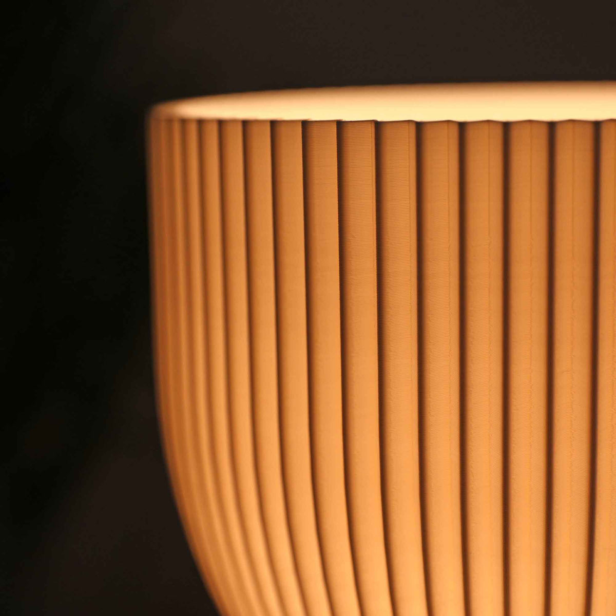 Detailansicht des Lampenschirms der sandgrau-weißen Lamp O