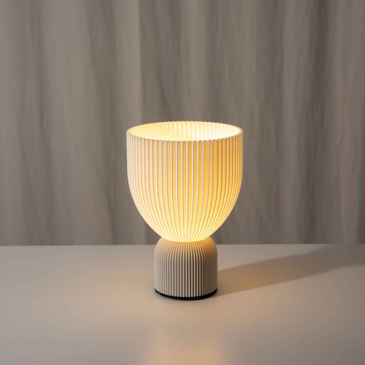Sandgrau-weiße Tischlampe Lamp O hygge