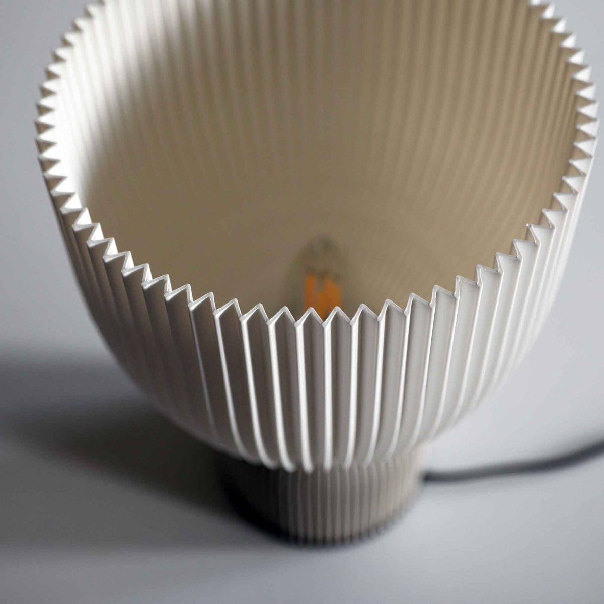 E14-Fassung und Kabel der Tischlampe Lamp O
