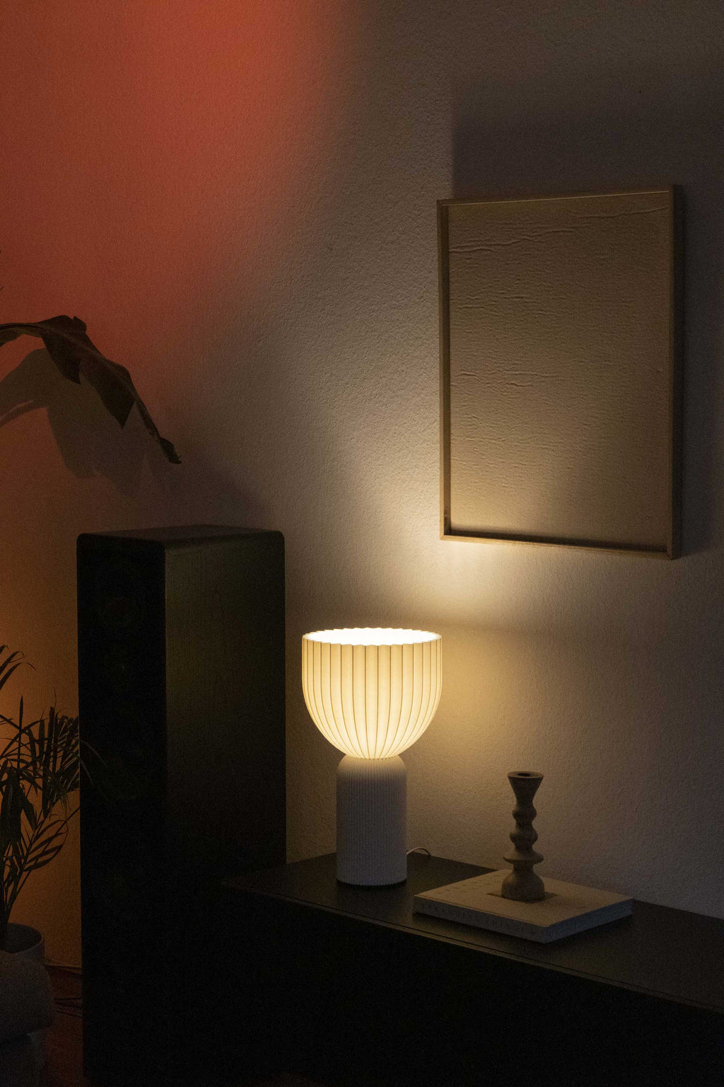 Weiße Tischlampe pema factory Lamp C atmosphere_mit möbel