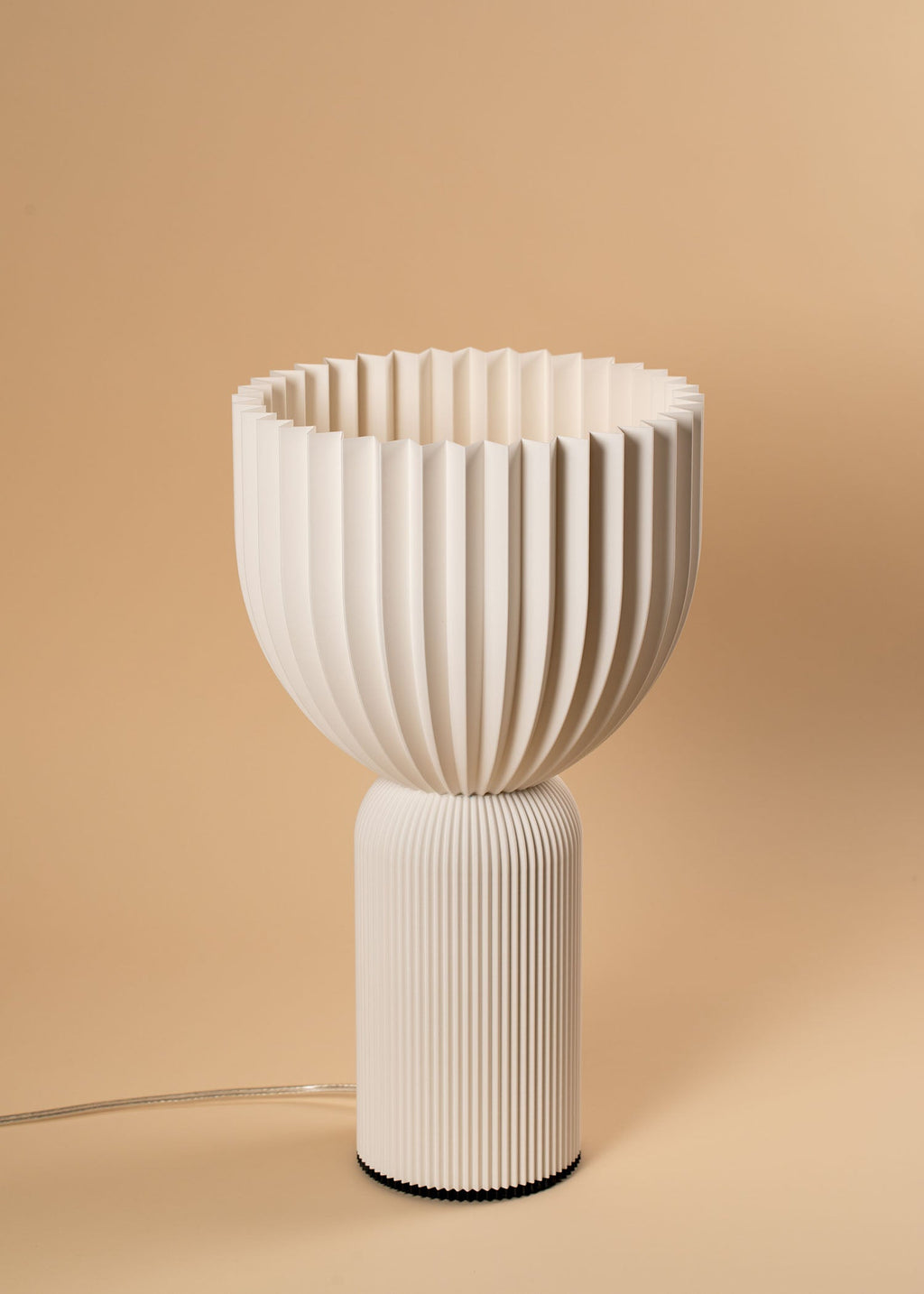 Seitenansicht der weißen XL-Tischlampe Lamp C mit organischer Tulpenform
