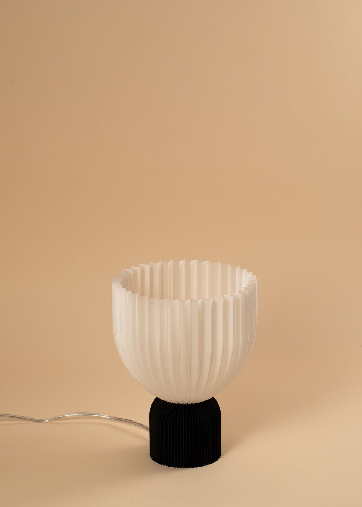 pema factory_Lamp Ë XL mit schwarzem Fuß und transparentem Lampenschirm