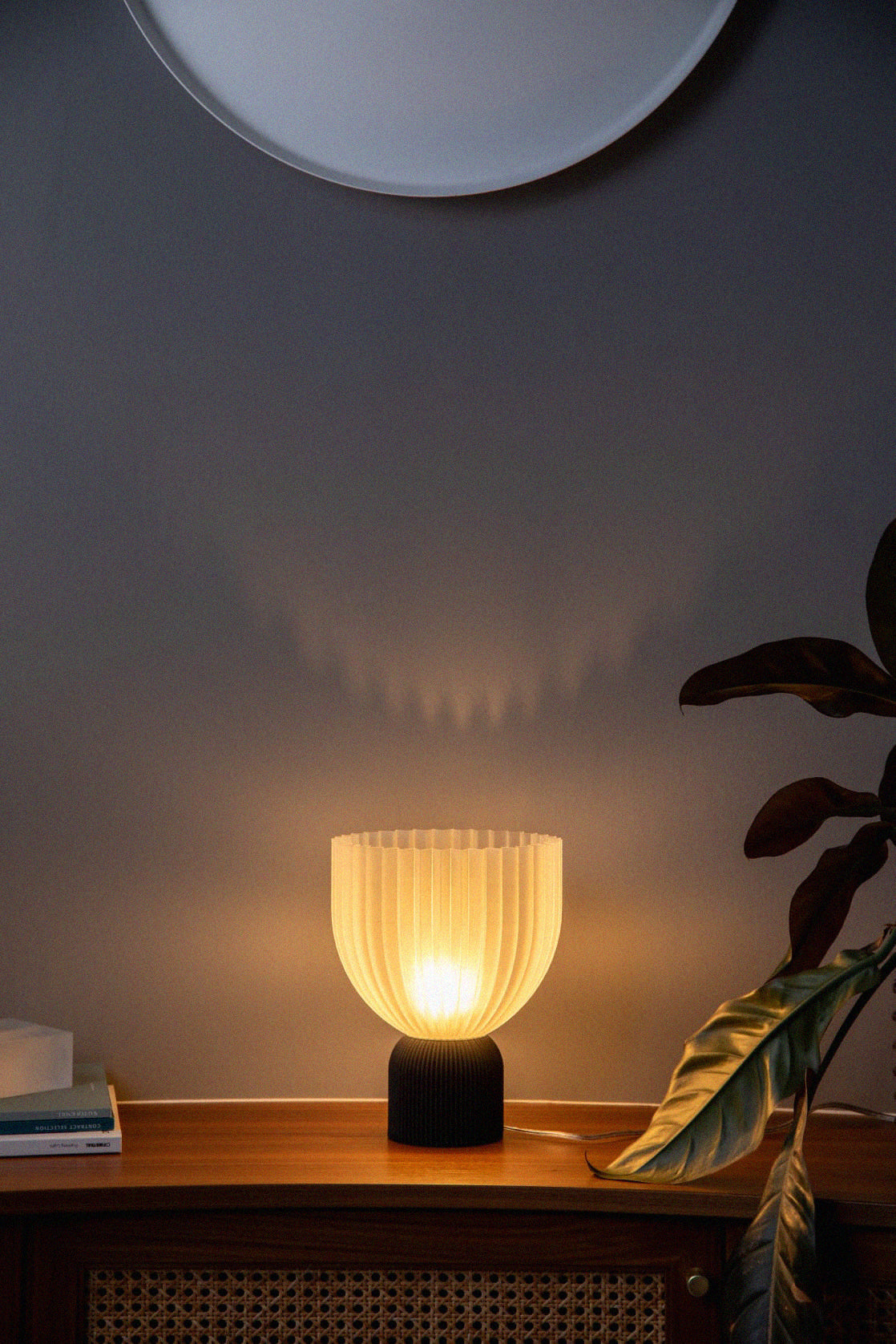 Schwarz-transparente XL-Tischlampe von pema factory interior dunkel