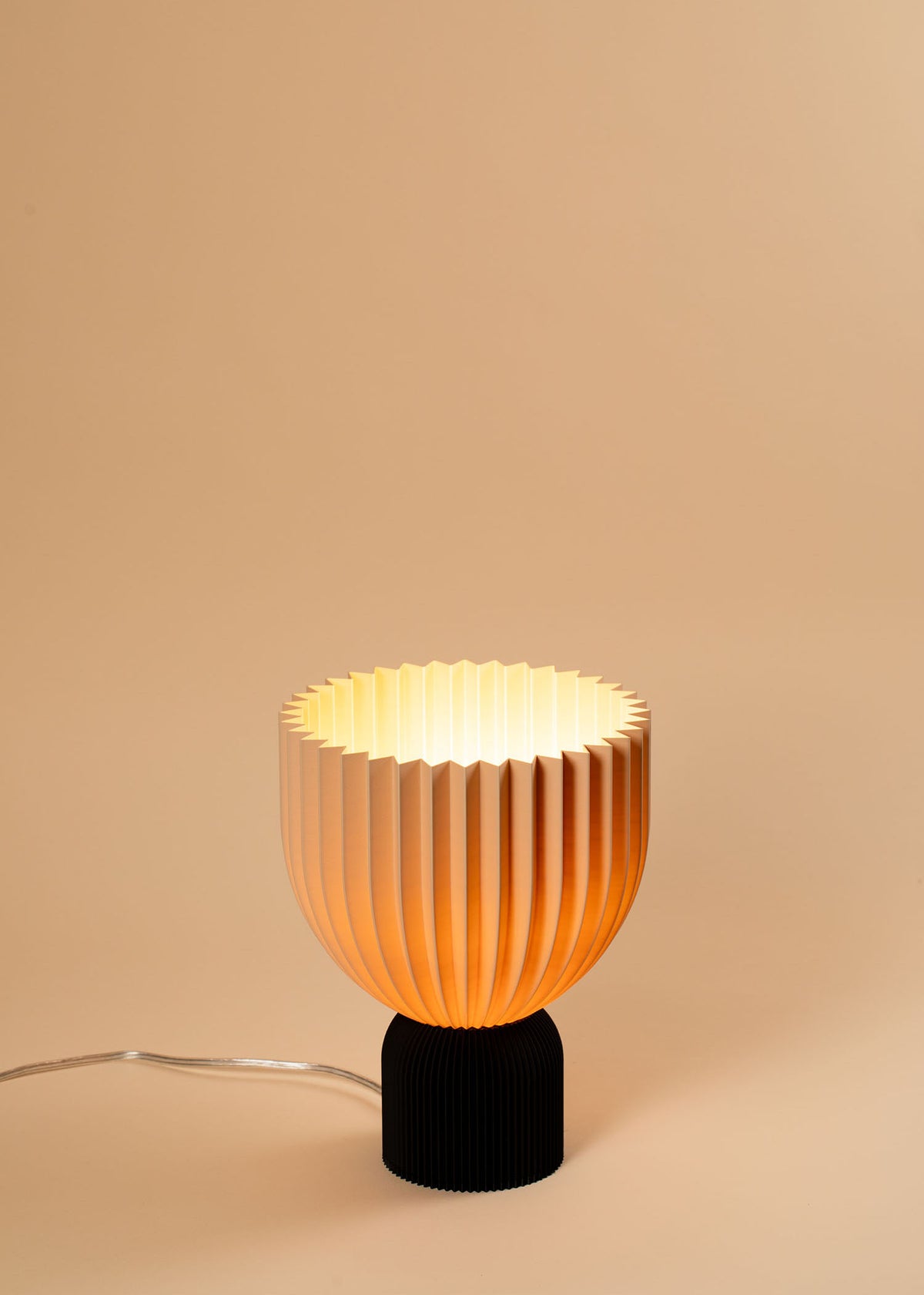 Schwarz-beige Lampe Ë_pema factory_Frontansicht
