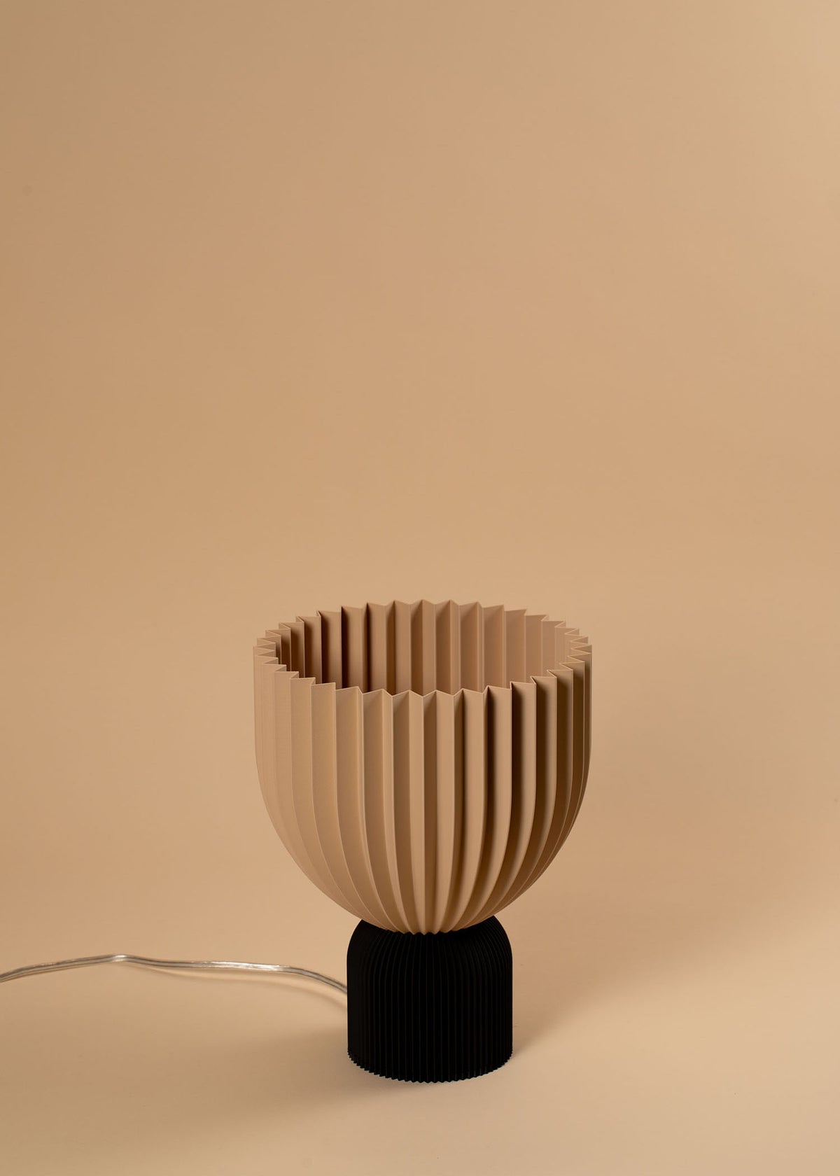 schwarz_beige_tischlampe_Lampe_Ë_frontansicht_ohne licht