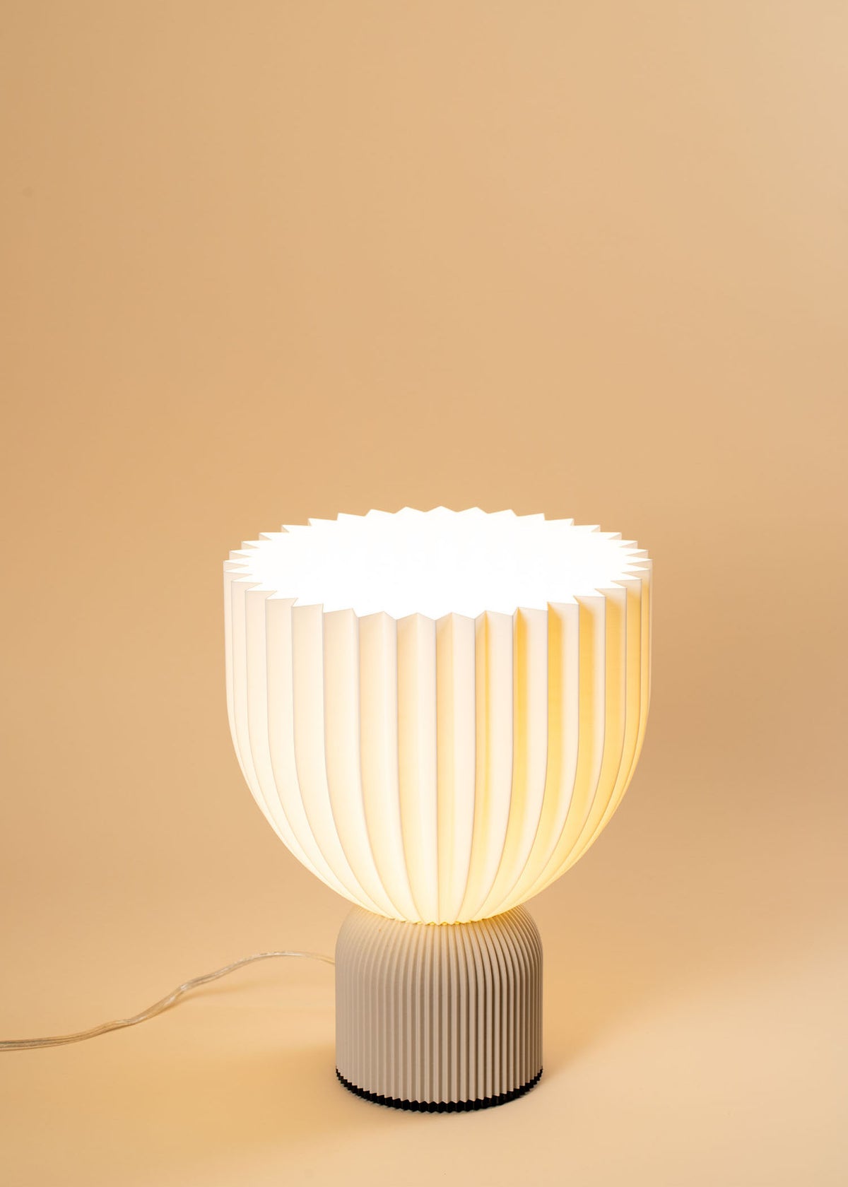 sandgrau_weiss_tischlampe_Lampe Ë_in tulpenform_Frontansicht