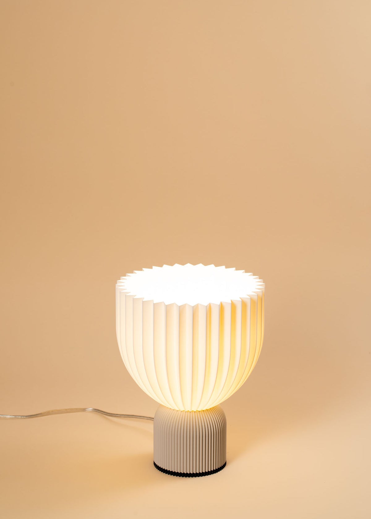 Sandgrau weisse Tischlampe für Wohnzimmer mit Rillen