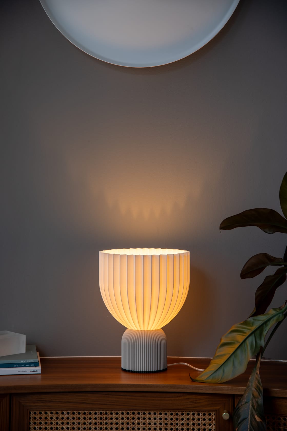 sandgrau_weiss_tischlampe_Lampe Ë_in tulpenform_lichtquelle sideboard