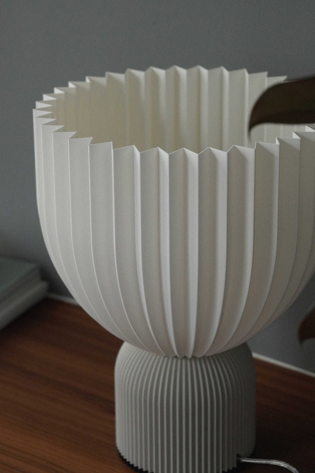 sandgrau_weiss_tischlampe_Lampe Ë_in tulpenform_nahaufnahme interior