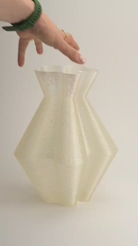 Creamy Vase • frost
